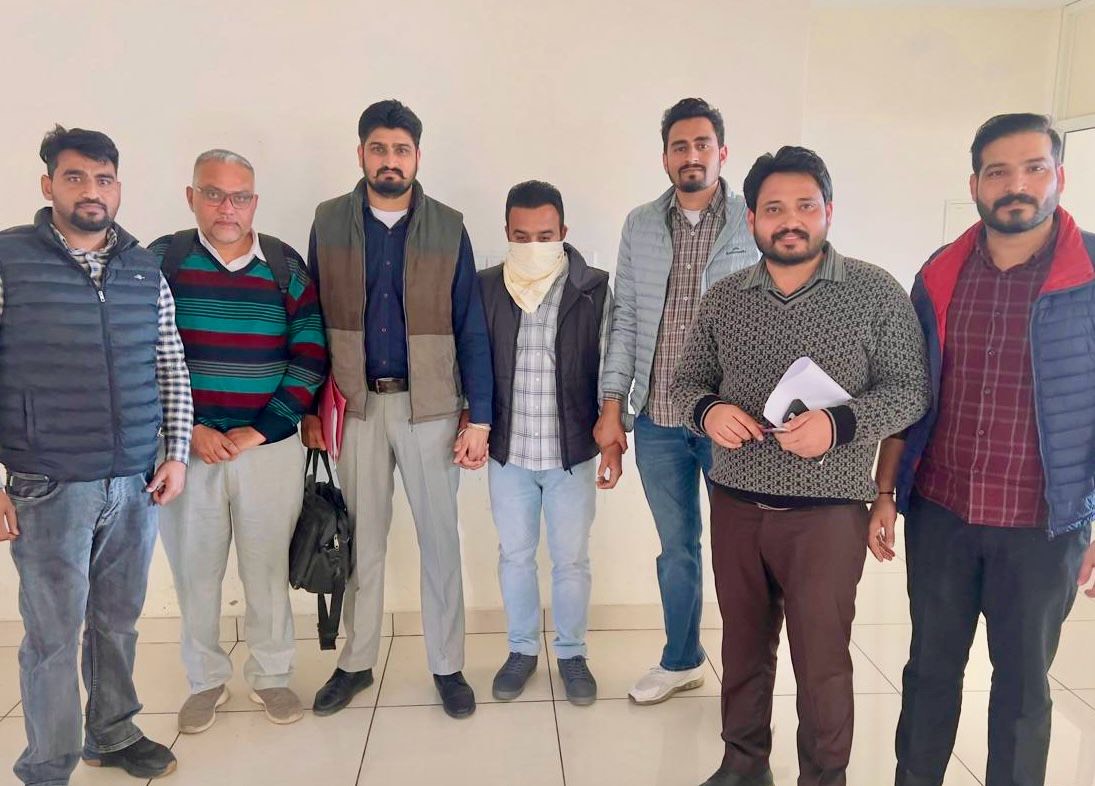 20,000 रुपये रिश्वत लेते पंचायती सचिव को विजीलेंस ब्यूरो द्वारा काबू, बी.डी.पी.ओ. पर भी मामला दर्ज